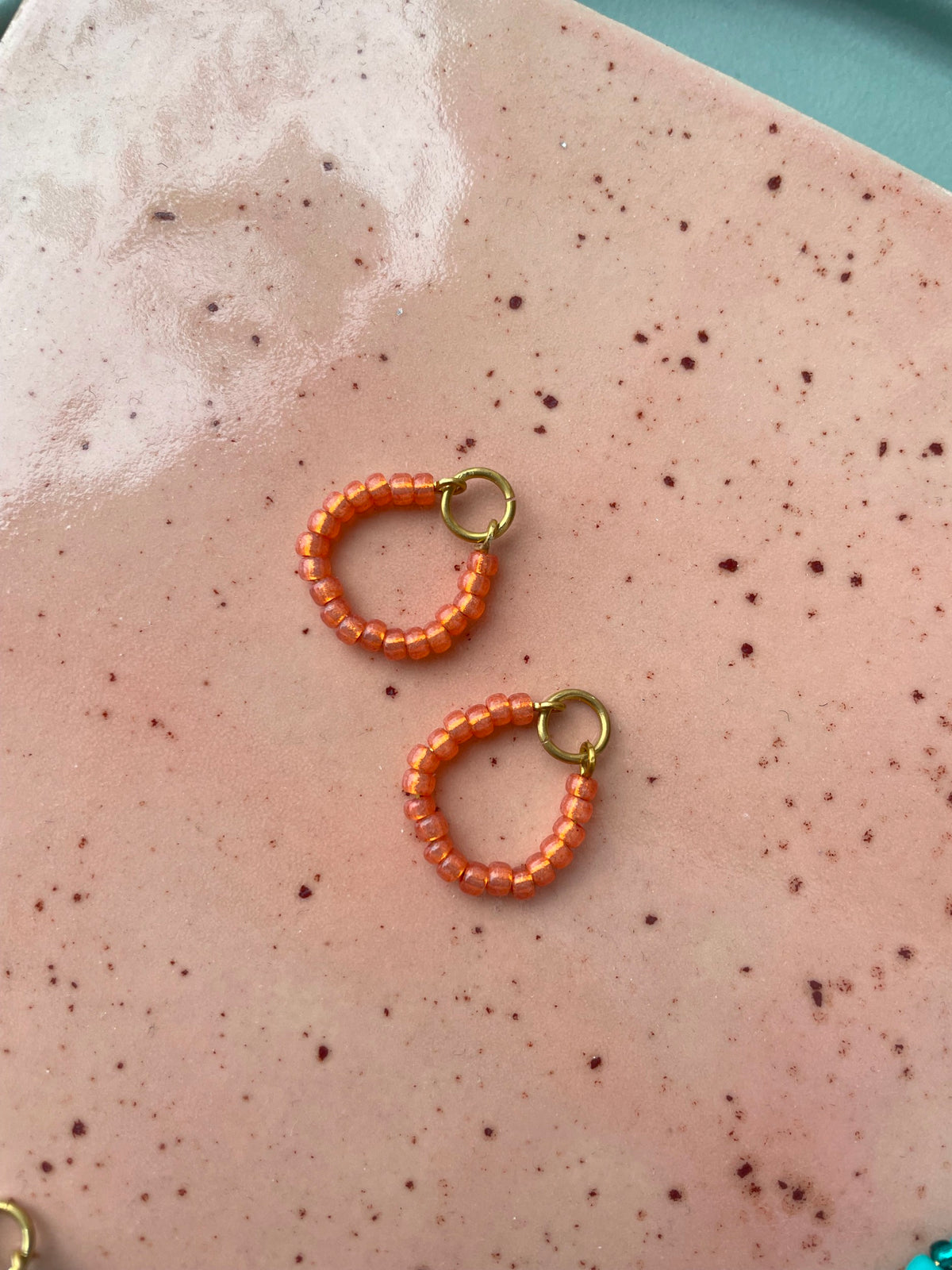 Ohrring Charm aus Perlen